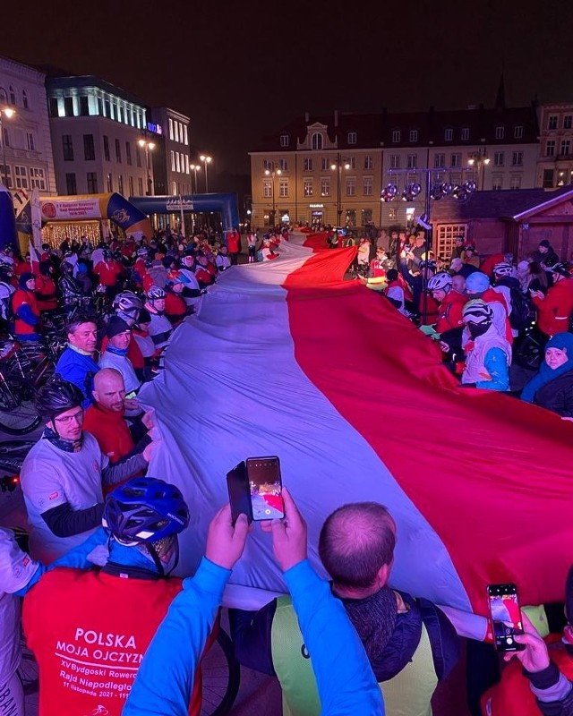 Wieczorem Rafał Bruski zamieścił na swoim facebookowym profilu zdjęcie biało-czerwonej flagi na Starym Rynku. "No i jesteśmy! Daliśmy radę" - napisał prezydent Bydgoszczy. Więcej zdjęć z rozpoczęcia rajdu zamieszczamy w galerii ▶