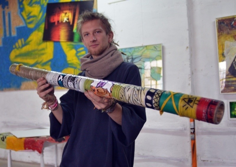 Bezdomny znalazł sposób na życie. Buduje Didgeridoo