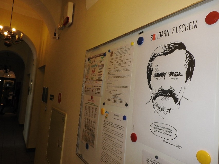 Plakaty w Urzędzie Miasta rozwiesił sam burmistrz Wadowic