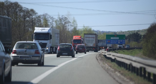 Droga S1 to jedna z ważniejszych arterii w województwie śląskim. W 2023 roku miała biec od węzła Pyrzowice, gdzie łączy się z autostradą A1, do granicy ze Słowacją w Zwardoniu.  Zobacz kolejne zdjęcia. Przesuwaj zdjęcia w prawo - naciśnij strzałkę lub przycisk NASTĘPNE