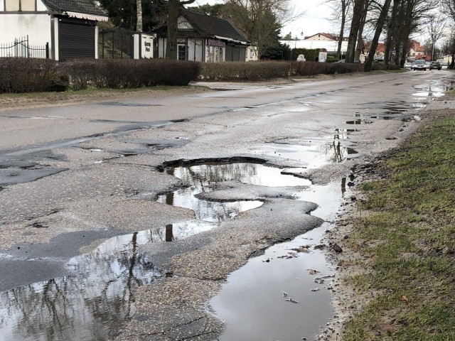 Droga w Mielnie - odcinek od Urzędu Miasta do Wesołego Miasteczka wygląda naprawdę nieciekawie