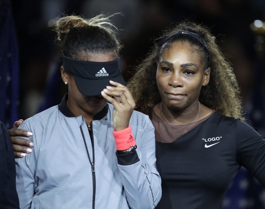 Po finale Naomi Osaka (z lewej) przepraszała kibiców za to,...