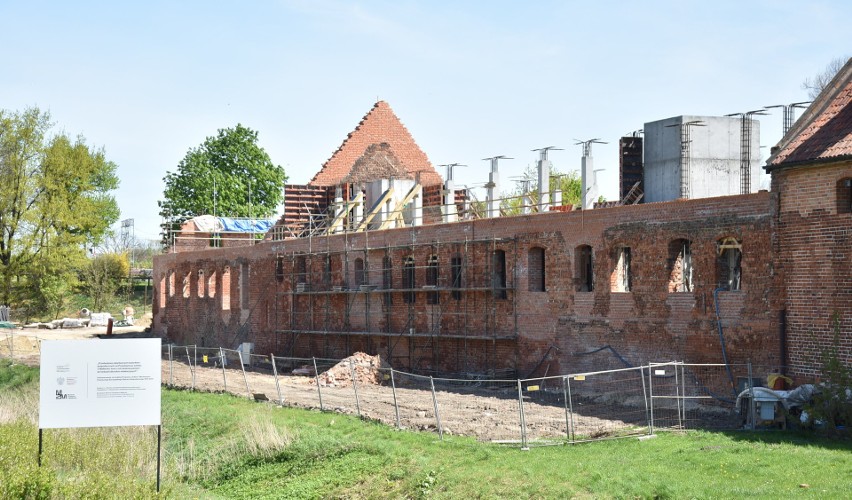 Odbudowa Przedzamcza w Malborku coraz bardziej widoczna. Coraz więcej ciekawych odkryć. Wiceminister odwiedził plac budowy