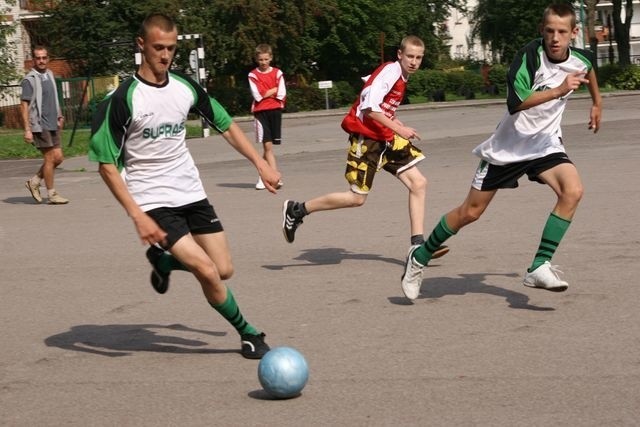 Młodzi sportowcy udowodnili, że nadmiar energii lepiej jest rozładować grając w piłkę niż podczas bójki.