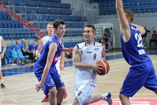 Pierwsze zwycięstwo w tym sezonie zanotowała drużyna TKM Włocławek. W spotkaniu z Biofarm Basket Suchy Las rozegranym w włocławskiej Hali Mistrzów gospodarze wygrali z gośćmi 80:69