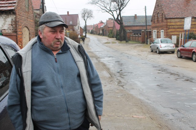 Mieszkańcy Borowa od lat czekali na remont drogi biegnącej przez ich wieś. Te plany cieszą również Stanisława Marciniaka.