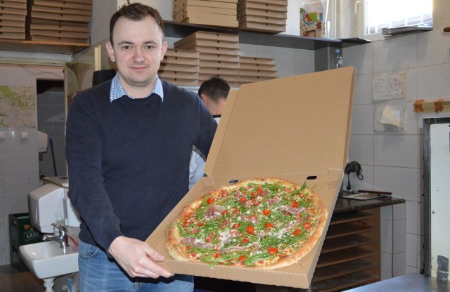 Paweł Kaczmarczyk z pizzą parma, jedną z ulubionych wśród klientów pizzerii.