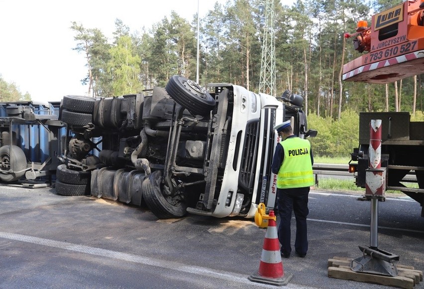Ciężarówka ze zbożem zablokowała autostradę A6 [ZDJĘCIA] 