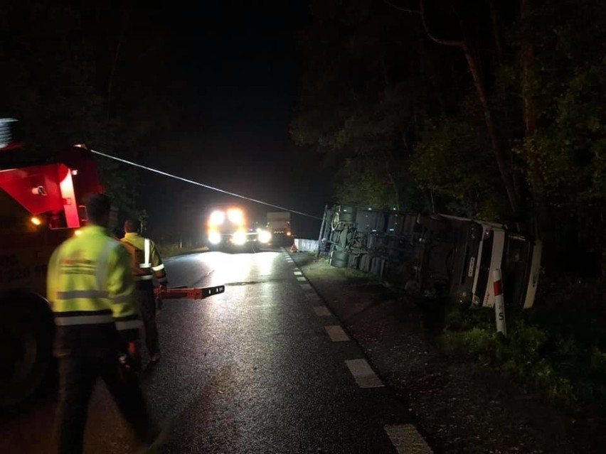 Ciężarówka wpadła nocą do rowu przy drodze krajowej numer 9 w Skaryszewie. Pomoc drogowa stawiała ją na koła [zdjęcia, wideo]
