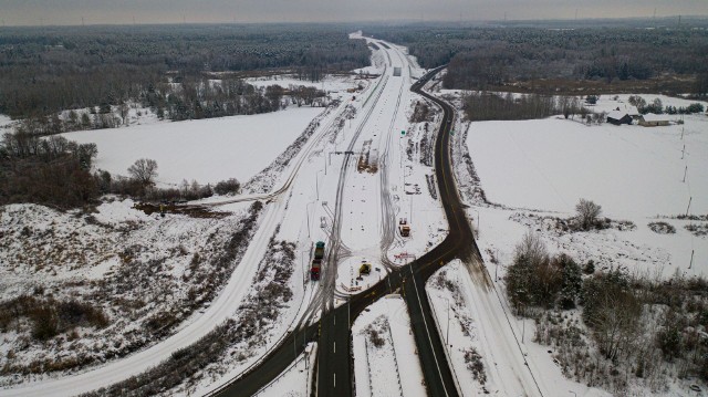 Budowa drogi ekspresowej S61 na odcinku Ełk-Wysokie. Zobacz, jak powstaje Via Baltica w zimowej scenerii