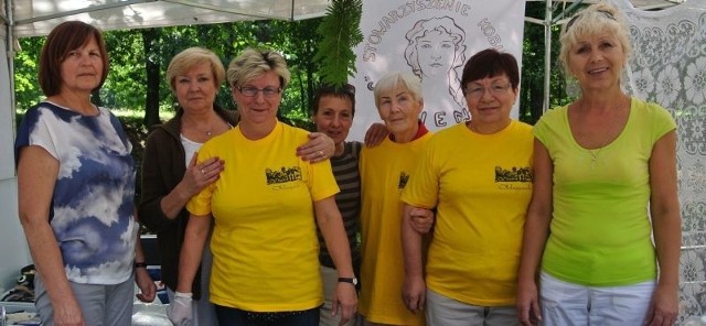 Autorki i wykonawczynie pierogów, laureatki konkursu na najsmaczniejszego pieroga II Święta Pieroga Świętokrzyskiego. Od lewej: Barbara Ciołak, Danuta Lesiak, Anna Zaława, Anna Dziewanowska (prezes), Genowefa Zdyb, Stanisława Majka.