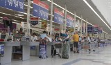 Zwolnienia w Tesco. Hipermarket zamyka sklepy i dział zakupów internetowych