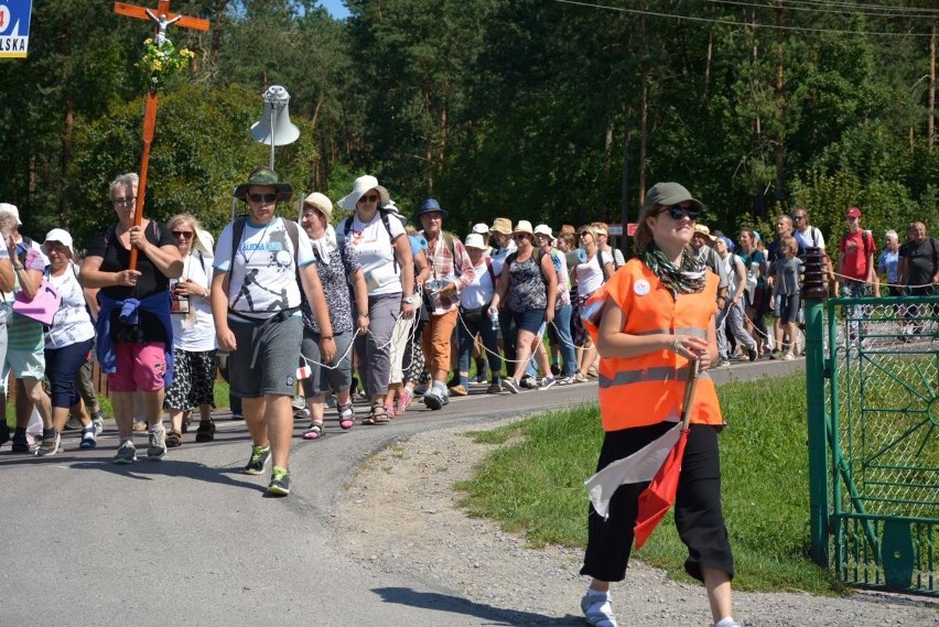 Pielgrzymi z Lublina są już za Wisłą. W drodze na Jasną Górę mają jeszcze do pokonania ponad 200 km (ZDJĘCIA)