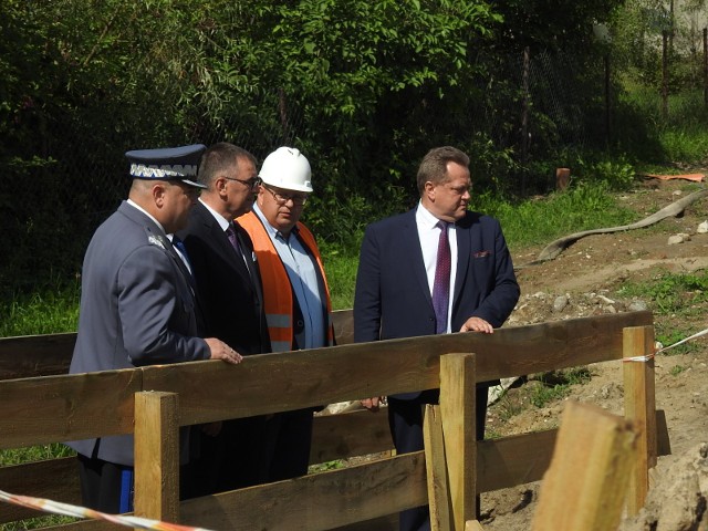 Postępy prac na ul. Polowej w Zambrowie przyjechał wczoraj zobaczyć sam wiceminister Jarosław Zieliński