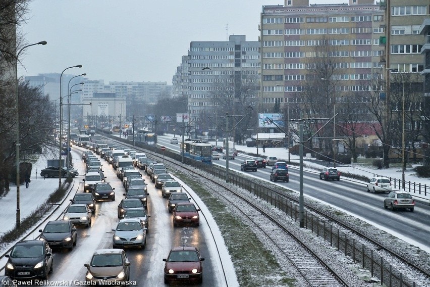 Wrocław sparaliżowany. Ślisko na ulicach. Kierowcy utknęli w ogromnych korkach (ZDJĘCIA)