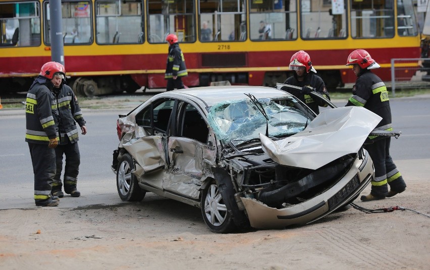 Wypadek na ul. Dolnej. 3 osoby ranne! RUCH TOROWY WSTRZYMANY! KORKI! [zdjęcia]