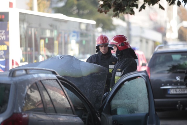 Pożar samochoduna ulicy Królowej Jadwigi zapłonął srebrny Renault Laguna, akcja straży pożarnej, nikomu nic się nie stało
