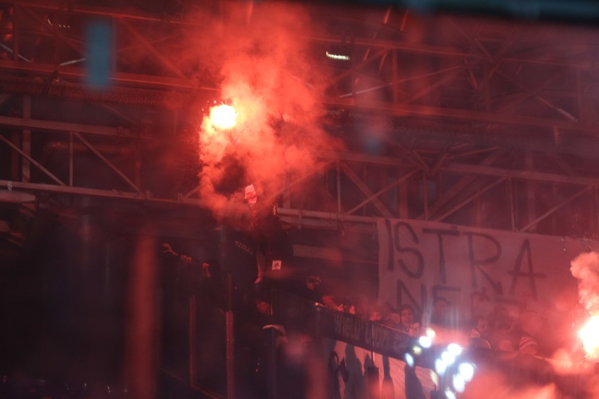 Race na boisku. Przerwany mecz Wisły z Sandecją 