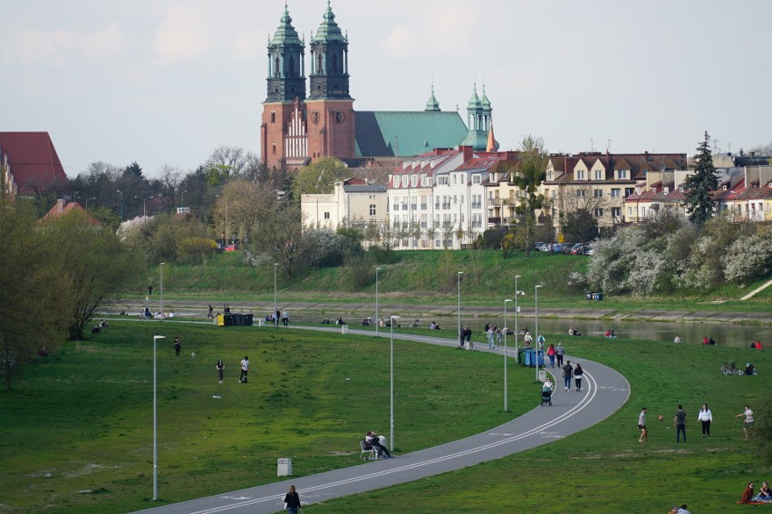 Nawet w czasie pandemii nad Wartą w ciepłe dni wypoczywają...