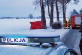Śmiertelny wypadek. BMW zjechało z drogi i uderzyło w drzewo. Nie żyje pasażer