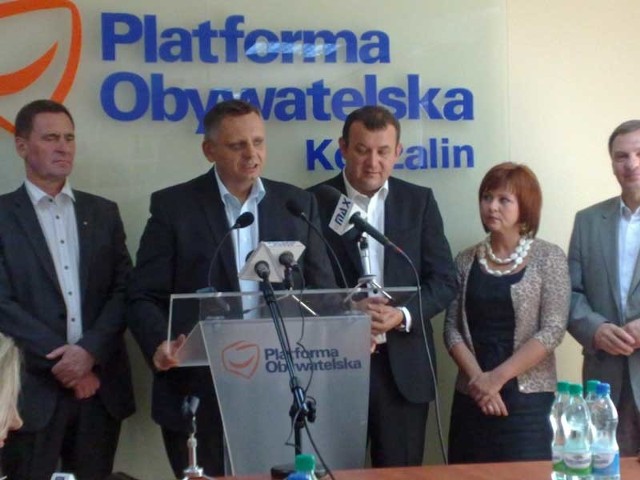 Piotr Jedliński (przy mikrofonie) został oficjalnym kandydatem Platformy Obywatelskiej na urząd prezydenta Koszalina.