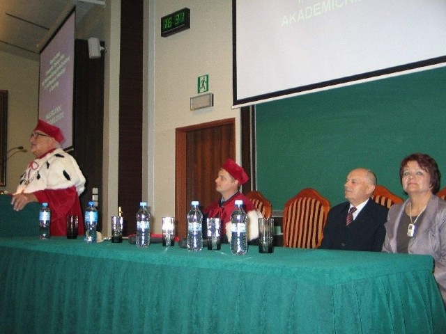 Inauguracyjny wykład wygłosił prof. Kazimierz Jaremczuk, rektor Państwowej Wyższej Szkoły Zawodowej w Tarnobrzegu. Pierwsza z prawej Krystyna Frąszczak, prezes Stowarzyszenia Uniwersytet III Wieku w Tarnobrzegu.