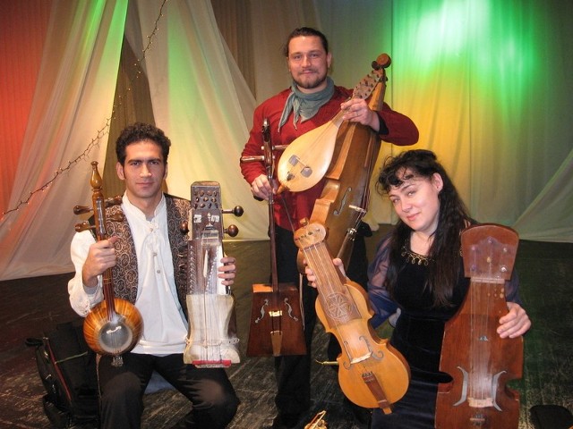 Marii Pomianowskiej towarzyszyć będą Roozbeh Asadian z Iranu,(z lewej) grający na strunowych instrumentach perskich i Polak, Bartłomiej Pałyga,  od lat zafascynowanego muzyką perską