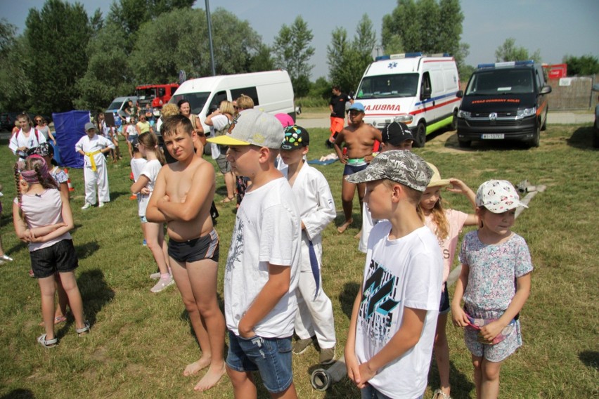 Tarnobrzeg. Wspaniała zabawa nad Jeziorem Tarnobrzeskim w ramach akcji "Kręci mnie bezpieczeństwo nad wodą" (ZDJĘCIA)