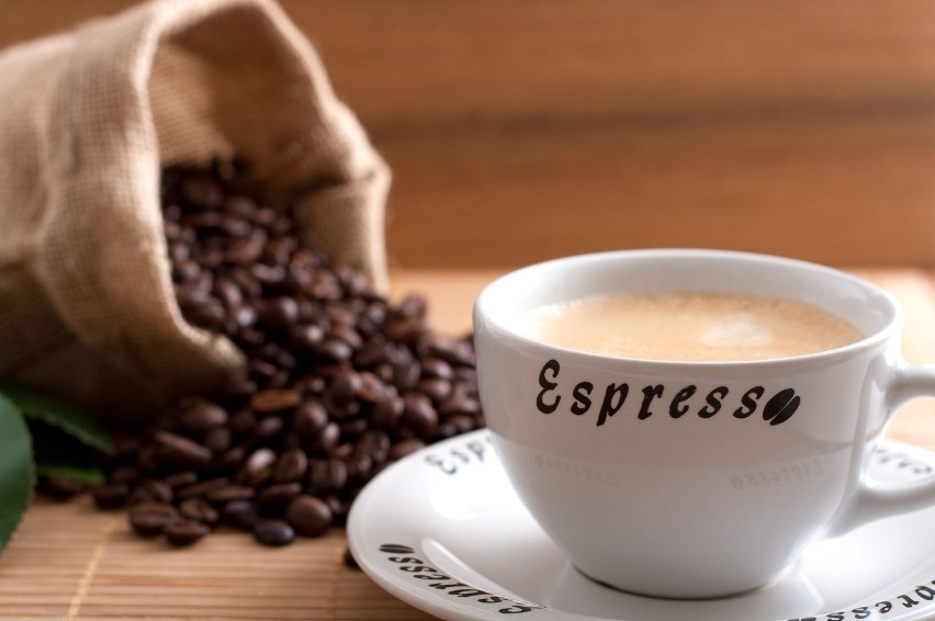 Espresso wykonuje się z drobno zmielonych ziaren kawy,...