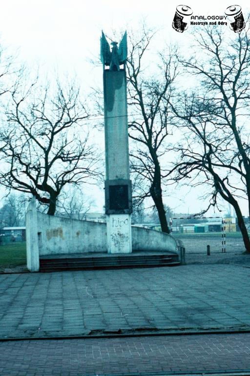 Nieistniejący już pomnik przy ul. Kościuszki, w sąsiedztwie...