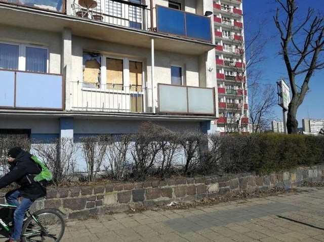 Do zbrodni i podpalenia mieszkania doszło w tym wieżowcu przy ul. Kraszewskiego w Toruniu, 19 marca 2020 roku.