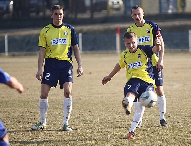 Maciej Lesisz (z piłką) strzelił drugiego gola dla Orła w meczu z Legionovią.