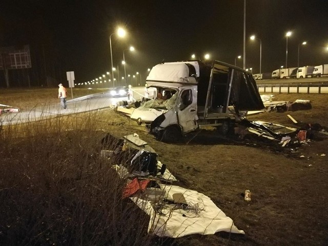 Do wypadku doszło na odcinku autostrady A2 Rzepin - Świecko. Rozpędzony bus wypadł z drogi na wysokości MOP-u Gliniec. Ranne zostały trzy osoby, dwie były uwalniane z auta prze strażaków.Do wypadku doszło w czwartek, 15 marca. Bus rozbił barierki, uderzył w betonowy kolektor i wypadł z drogi. Pojazd roztrzaskał się o pobocze. Do zdarzenia doszło na odcinku koło MOP-u Gliniec przy pasie zjazdowym na piątym kilometrze trasy.  Na miejsce wypadku przyjechały służby ratunkowe i trzy karetki pogotowia ratunkowego. Strażacy zawodowi zabezpieczyli miejsce wypadku. Jedna osoba z auta wyszła sama, dwie zostały w nim uwięzione. Uwolnili je strażacy. Rannym pomocy udzielili ochotnicy z jednostki w Rzepinie, którzy pomogli również umieścić rannych na noszach. Odłączyli tez akumulator z rozbitego auta.Trzy ranne osoby zostały przewiezione do szpitala.Samochód był podnoszony z pobocza późną nocą. Bus został bardzo mocno rozbity. Przed wyciągnięciem na pobocze musiał zostać rozładowany.POLECAMY RÓWNIEŻ PAŃSTWA UWADZE:Bandyci okradli kantor. Użyli młotów i łomów [MAMY NAGRANIE]