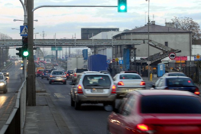 Któż z nas nie marzył podczas długiej podróży, aby zafundować sobie relaksujący i poprawiający nastrój masaż. Bolące plecy i zmęczenie dają się we znaki podczas jazdy, ale z drugiej strony, jak często korzystalibyśmy z tego rozwiązania? Wszelkie za i przeciw, odnośnie sensowności wyboru tego wartego zazwyczaj kilka lub kilkanaście tysięcy złotych wyposażenia, rozbijają się o to, jak często będziemy z tego korzystać i czy to w ogóle jest potrzebne.Taki dodatek z pewnością docenią ci, którzy podróżują dużo i pokonują dalekie trasy, jak również kierowcy cierpiący na bóle kręgosłupa. W innym przypadku to tylko ciekawy i kosztowny gadżet, którym możemy zaimponować pasażerowi. Poza tym w większości przypadków „masaż” ogranicza się do wibracji, które zamiast relaksować mogą jedynie irytować. Rezultat? Przestajemy z tego korzystać i w głębi duszy żałujemy, że zamiast tego nie wybraliśmy innej opcji w konfiguratorze.