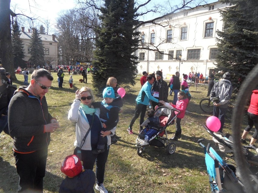 Bieg Polki dla Polki w Żywcu. Promowali profilaktykę badań i zbierali pieniądze [ZDJĘCIA+WIDEO] 