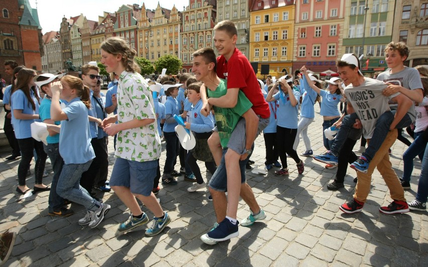 Wielki napis "POKÓJ" na płycie wrocławskiego Rynku. Zobacz, czy jesteś na zdjęciach (FOTO, FILM)