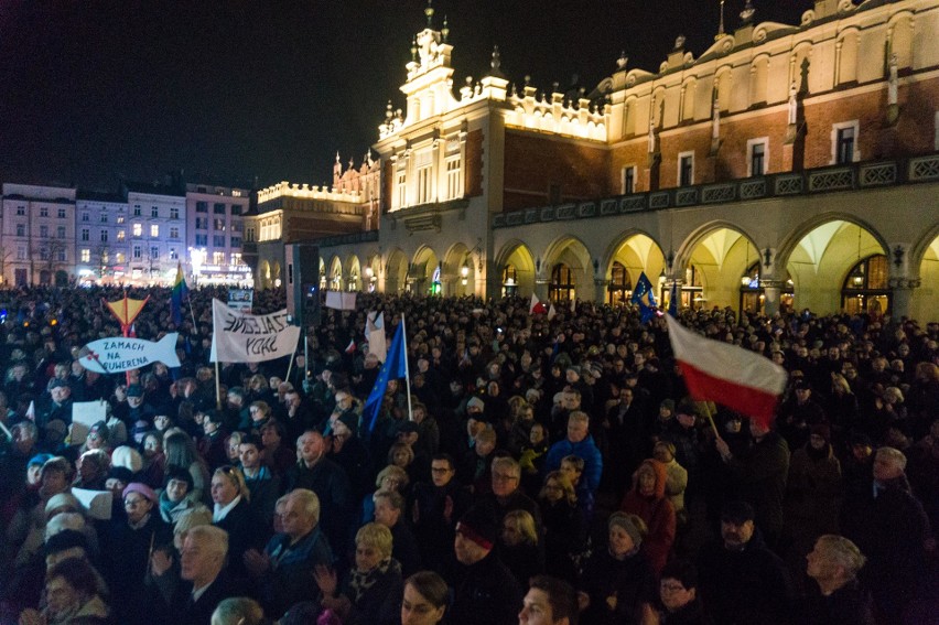 Kraków. Protestowali na Rynku Głównym w obronie sądów [ZDJĘCIA]
