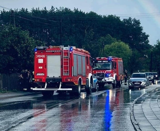 Ponad 6 godzin bezustannej pracy, 92 strażaków obsługujących 76 interwencji, z czego 54 to powalone drzewa a 22 podtopienia budynków. Tak pokrótce można podsumować krótką (bo 20-minutową), ale jakże intensywną nawałnicę, która przeszła 20 lipca nad Zieloną Górą. Natura pokazała swoją moc szczególnie w południowej części miasta - dzielnice Racula, Zatonie, Kiełpin, Ochla, Jędrzychów. Tam było najwięcej pracy. Burza nie oszczędziła nawet strażaków - OSP Stary Kisielin musiał podjąć działania ratownicze na terenie własnej remizy. Na szczęście nie było osób poszkodowanych.  WIDEO:  Nad miastem i okolicą przeszła krótka, ale gwałtowna nawałnica 