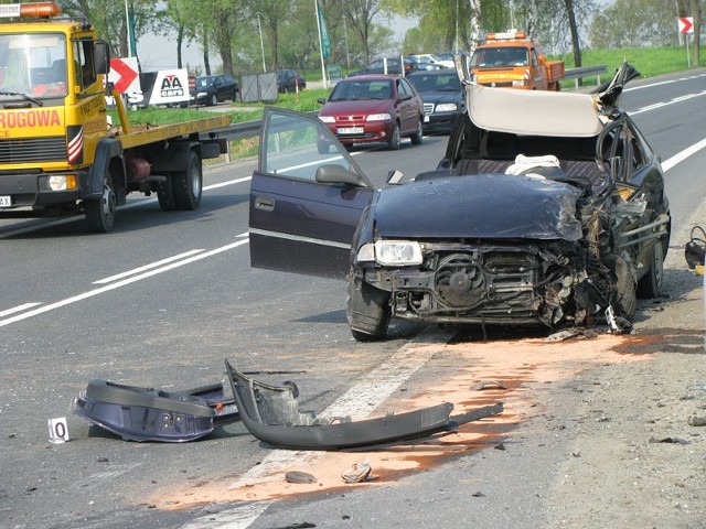 Wypadek na obwodnicy Sedziszowa Mlp.Policjanci wyjaśniają okoliczności zderzenia opla astry z ciezarowym volvo, do którego doszlo dziś rano na obwodnicy Sedziszowa Malopolskiego. Zginela w nim 31-letnia rzeszowianka.