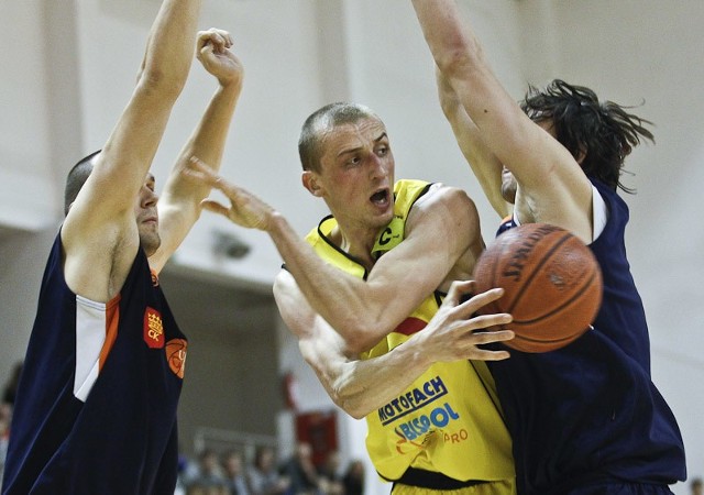 Sokół Łańcut - UMKS Kielce 75:64Sokół Łańcut pokonał we własnej hali UMKS Kielce 75:64.