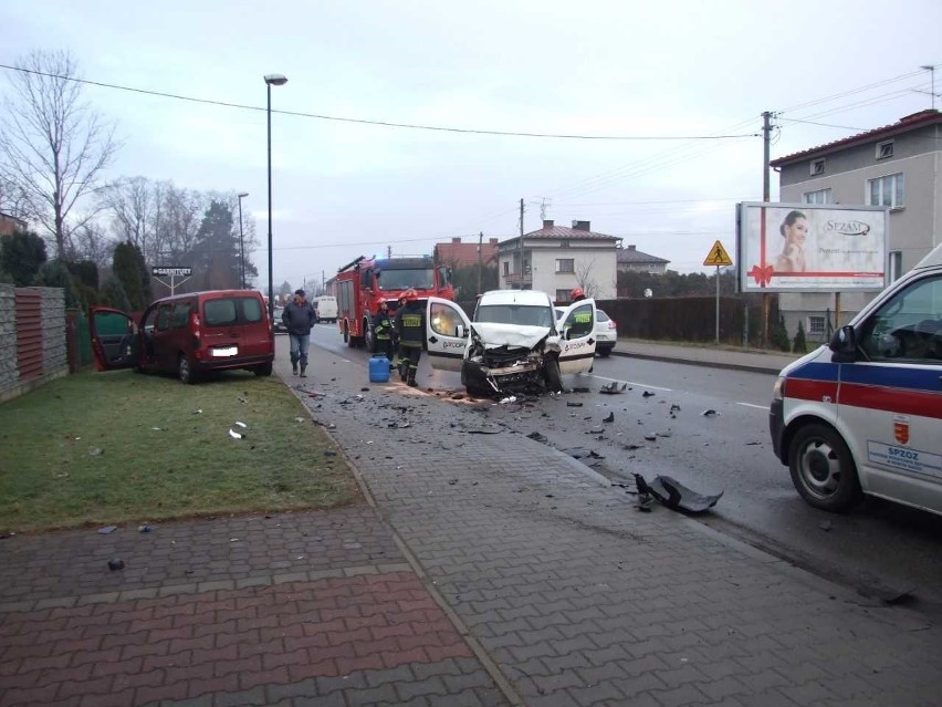 Wypadek w Nowym Sączu. Zderzenie czołowe na ul. Nawojowskiej. Dwie osoby w szpitalu. Droga zablokowana