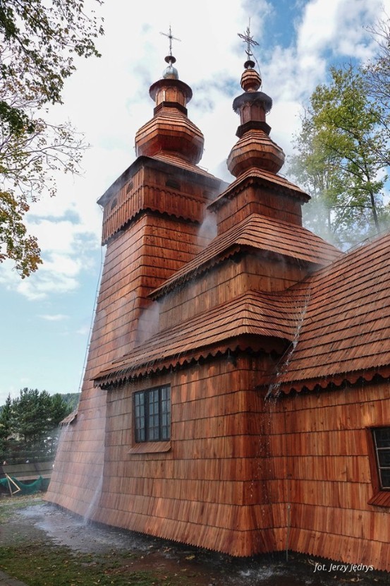 Powroźnik. Najstarszą cerkiew w Karpatach chroni już system fog [ZDJĘCIA]