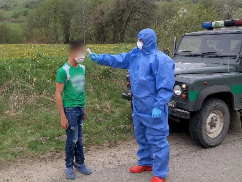 Uście Gorlickie. Nielegalny spacer siedmiu nastolatków ze Słowacji. Przekroczyli granicę, straż graniczna zatrzymała ich w Izbach