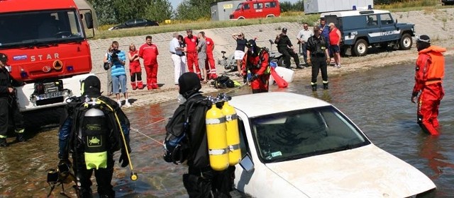 Strażaccy nurkowie wyciągnęli z dna zbiornika wodnego zatopiony samochód.