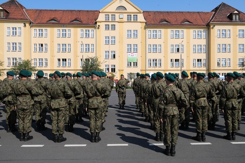 Studenci Legii Akademickiej złożyli przysięgę wojskową w...