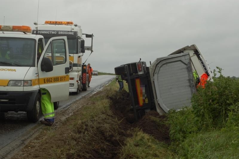 Wypadek pod Mietkowem. Przewrócił się tir (ZDJĘCIA)