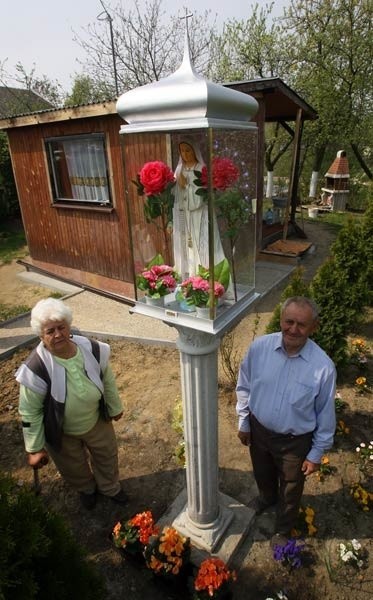 - Nie rozbierzemy tej kapliczki, i koniec - denerwuje się Helena Zarębska. Na zdjęciu z mężem.