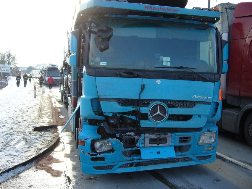 Żory: Trzy ciężarówki zderzyły się na wiślance. Olbrzymie straty! [ZDJĘCIA]