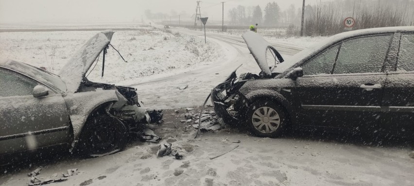 Czołowe zderzenie dwóch samochodów. Pięć osób rannych, w tym dwoje dzieci