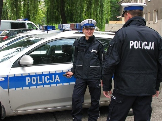 Nowe mundury w opolskiej policji. Pierwsze komplety dostala drogówka.